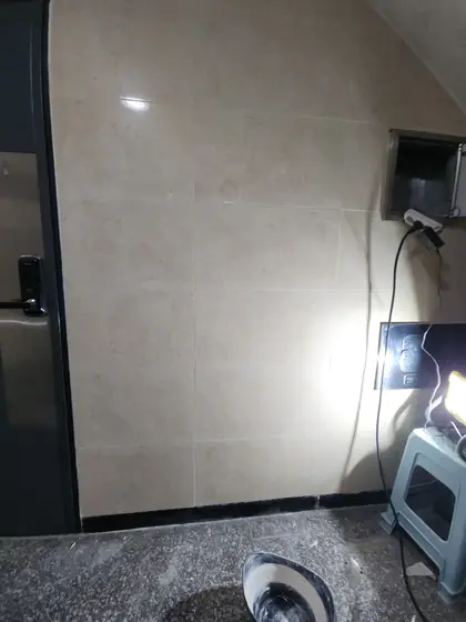 벽 타일 보수 — 복도 벽타일 보수 완료